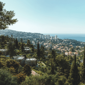 נוף פנורמי של שכונות הכרמל בחיפה עם הים התיכון ברקע