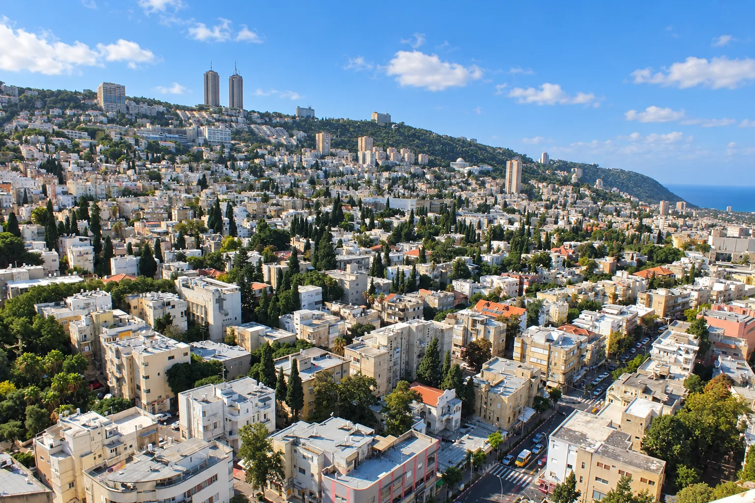 שכונת הדר הכרמל בחיפה – מבט אווירי על הבניינים הוותיקים ועל רכס הכרמל