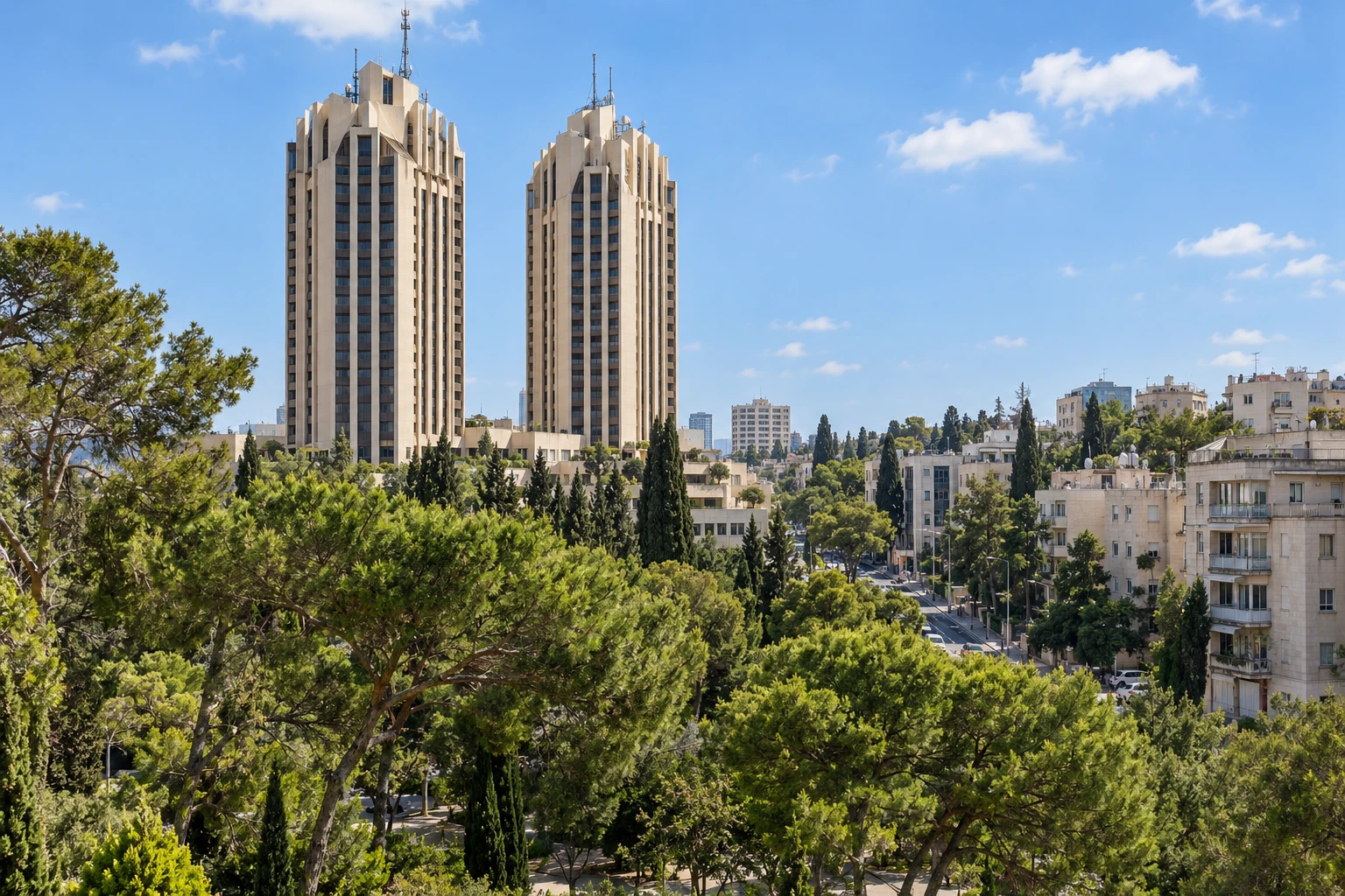 מרכז הכרמל בחיפה – מגדלים, בניינים ועצים ירוקים על רכס הכרמל